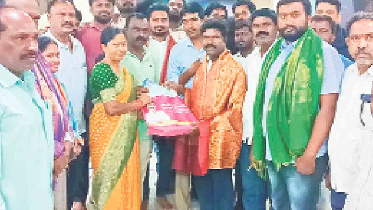 తెల్లారుతుండగా పల్లెల్లో ఎమ్మెల్యే రసమయి