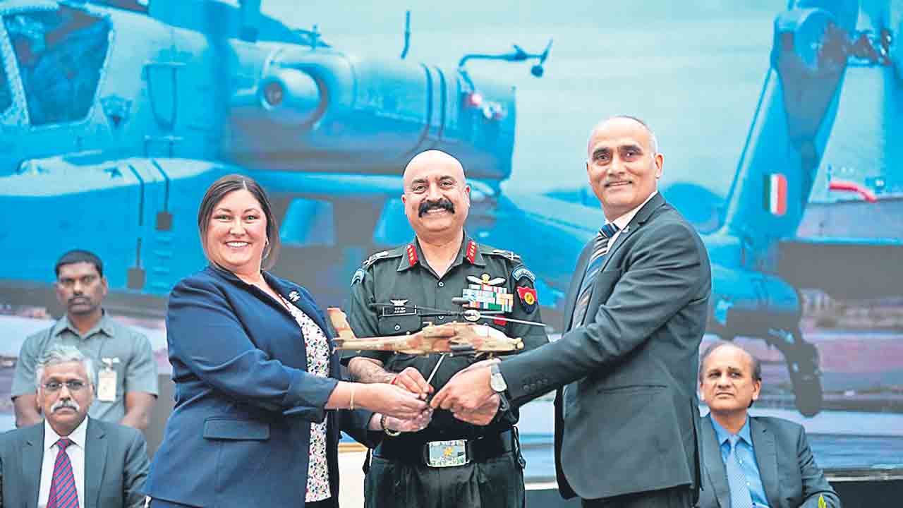 ఆర్మీకి అపాచీ హెలికాప్టర్‌ ఫ్యూజ్‌లేజ్‌