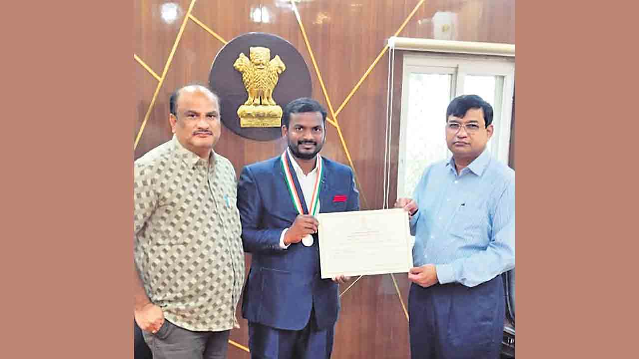 జాతీయ యువజన అవార్డు గ్రహీత శ్రీకాంత్‌కు సత్కారం