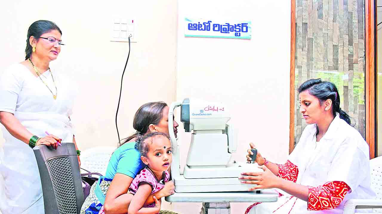 మూడో రోజూ వెలుగులు పంచుతూ..