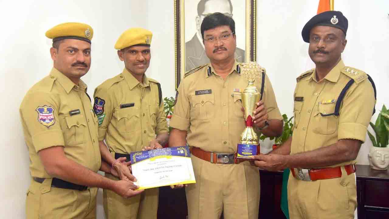 కాకతీయ ఫిల్లింగ్‌ స్టేషన్‌కు చాంపియన్‌ ఆఫ్‌ ఇయర్‌ అవార్డు