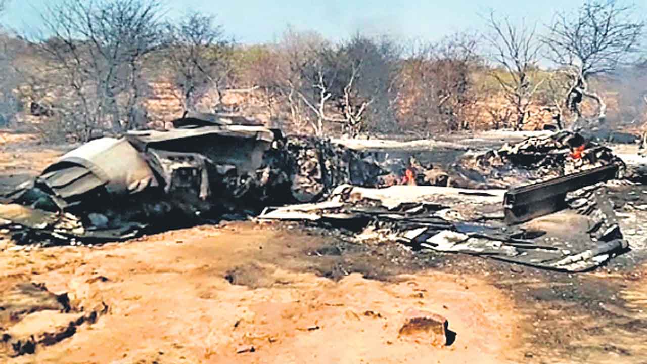 ఢీకొన్న యుద్ధ విమానాలు?