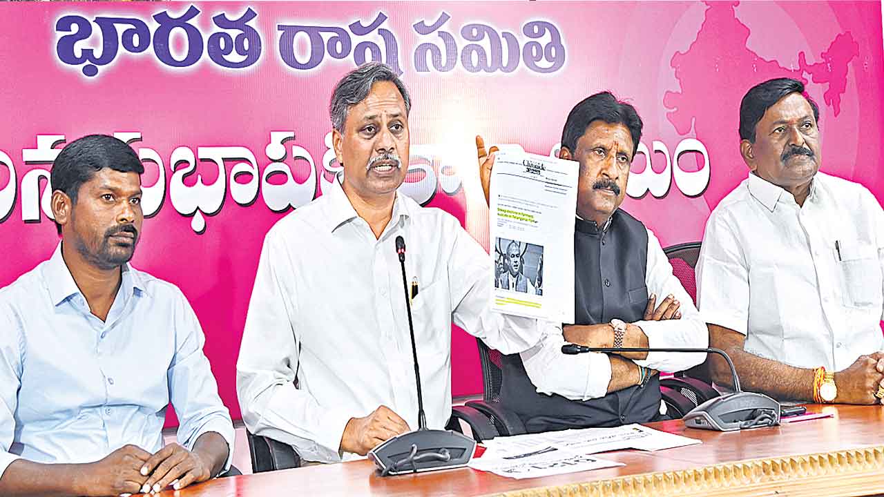 అబద్ధపు రాతలు.. అన్నదాతకు వెతలు