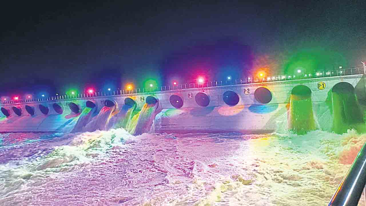 కాళేశ్వరంలో 15పంపులతో ఎత్తిపోతలు