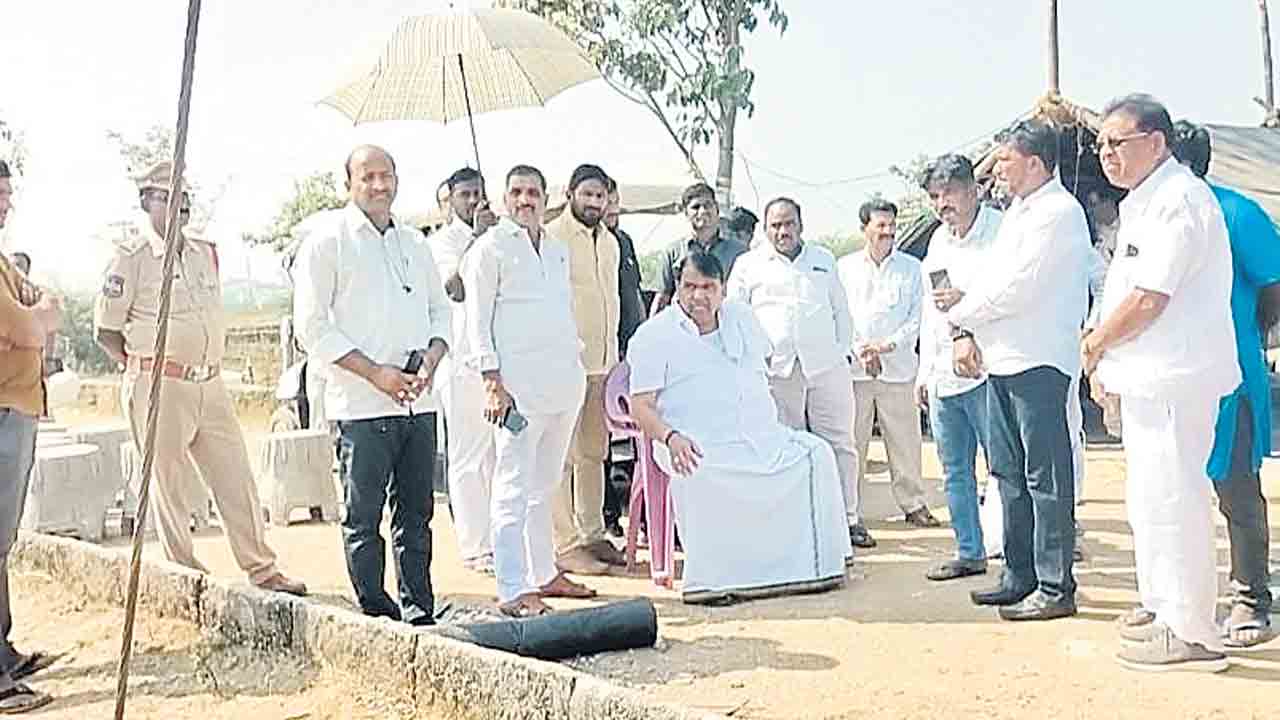 పరిశీలిస్తూ.. ఆరా తీస్తూ..