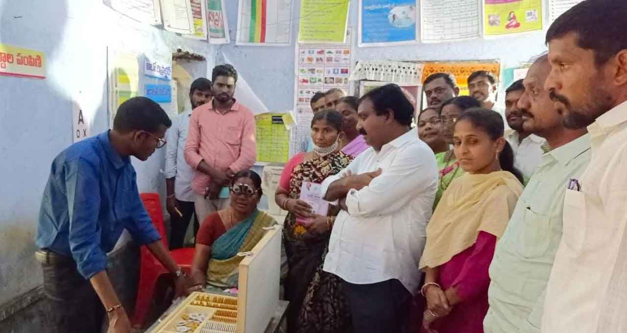 పేదలకు అండగా సంక్షేమ పథకాలు