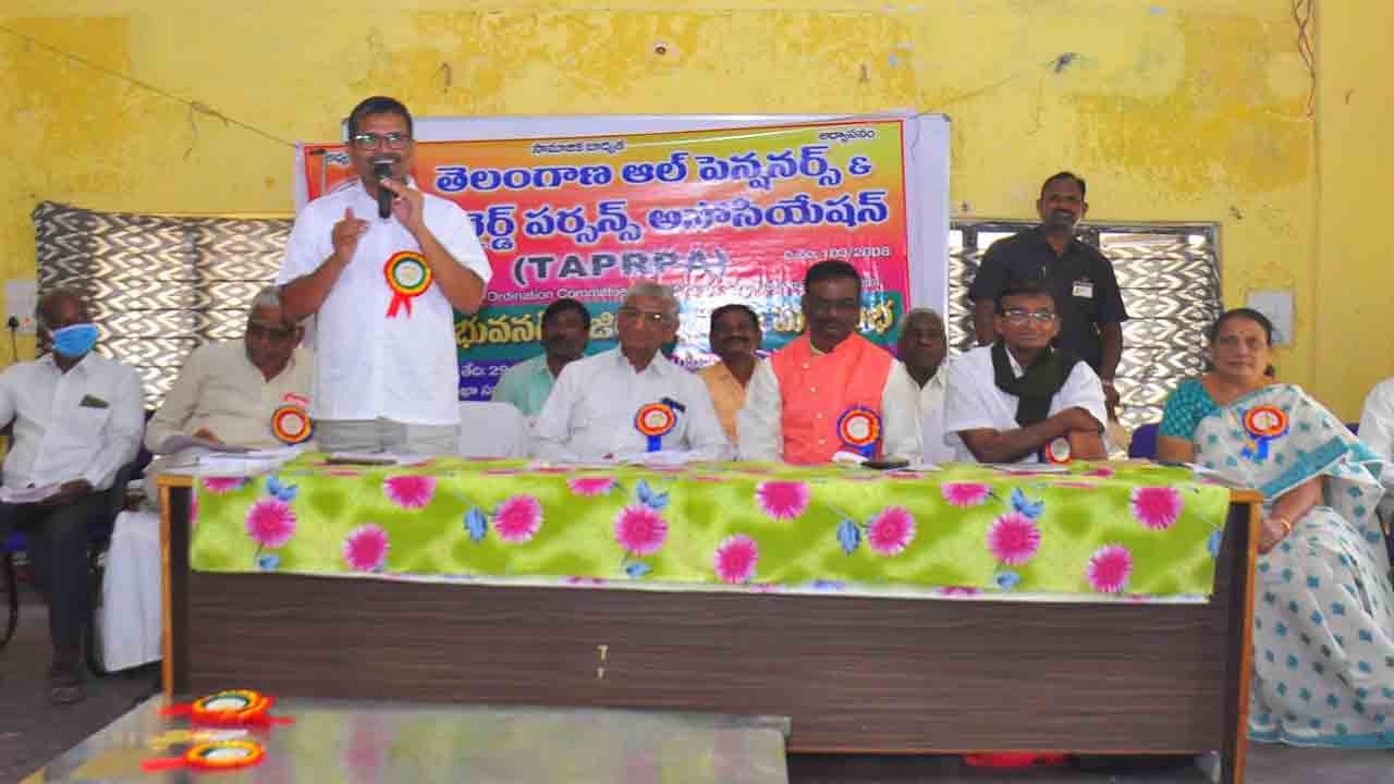 పెన్షనర్ల సమస్యలు పరిష్కరించాలి