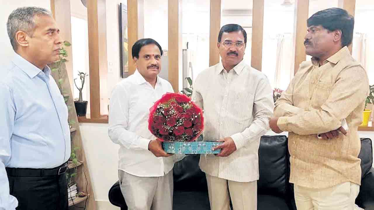 మంత్రి నిరంజన్‌రెడ్డిని కలిసిన ఎమ్మెల్సీ