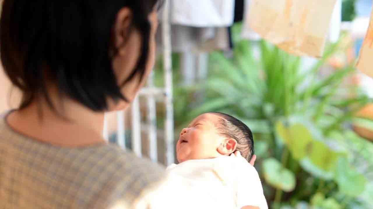 Vasthu Shastra | ఇంట్లో మొదటిసారి పుట్టిన బాబుకు సూర్యదర్శనం, చంద్రదర్శనం చేయించాలని అంటారు. ఎందుకు?