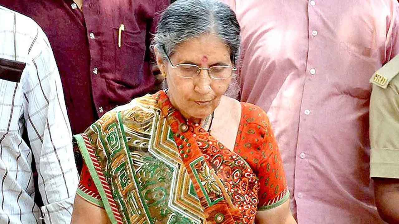 గృహ నిర్బంధంలో మోదీ సతీమణి