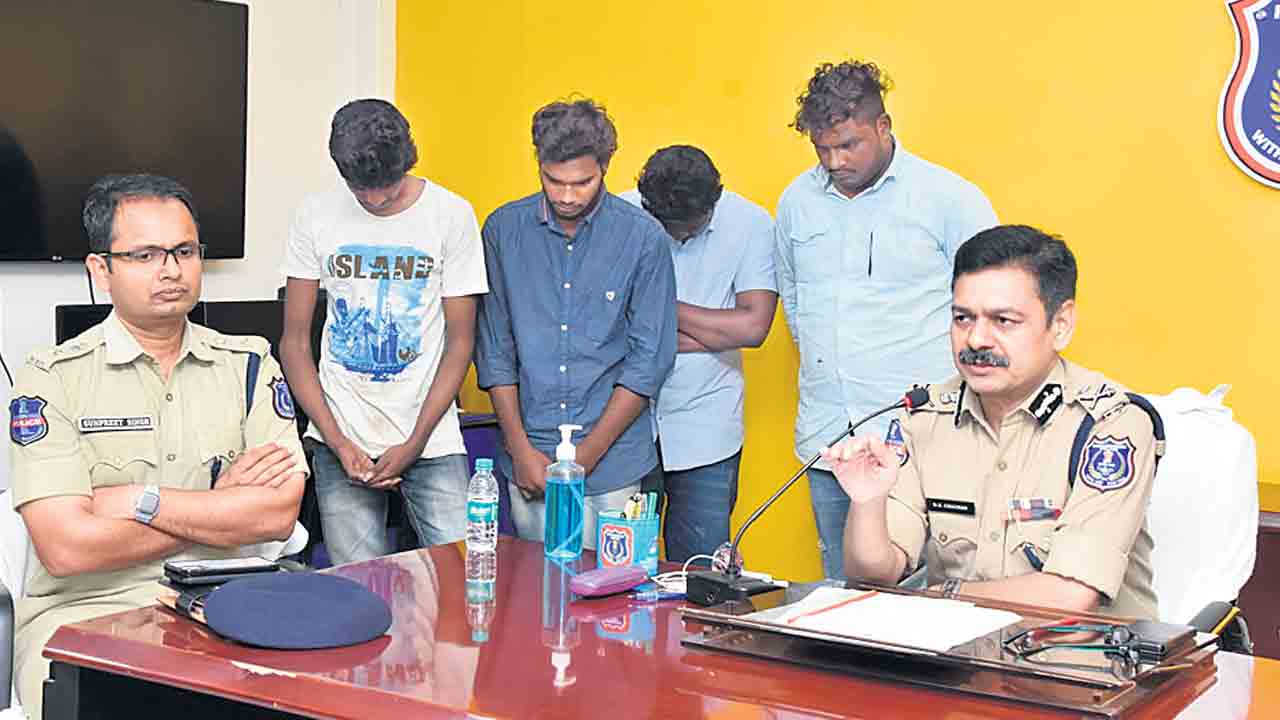 యువతుల ఫొటోలు మార్ఫింగ్‌..