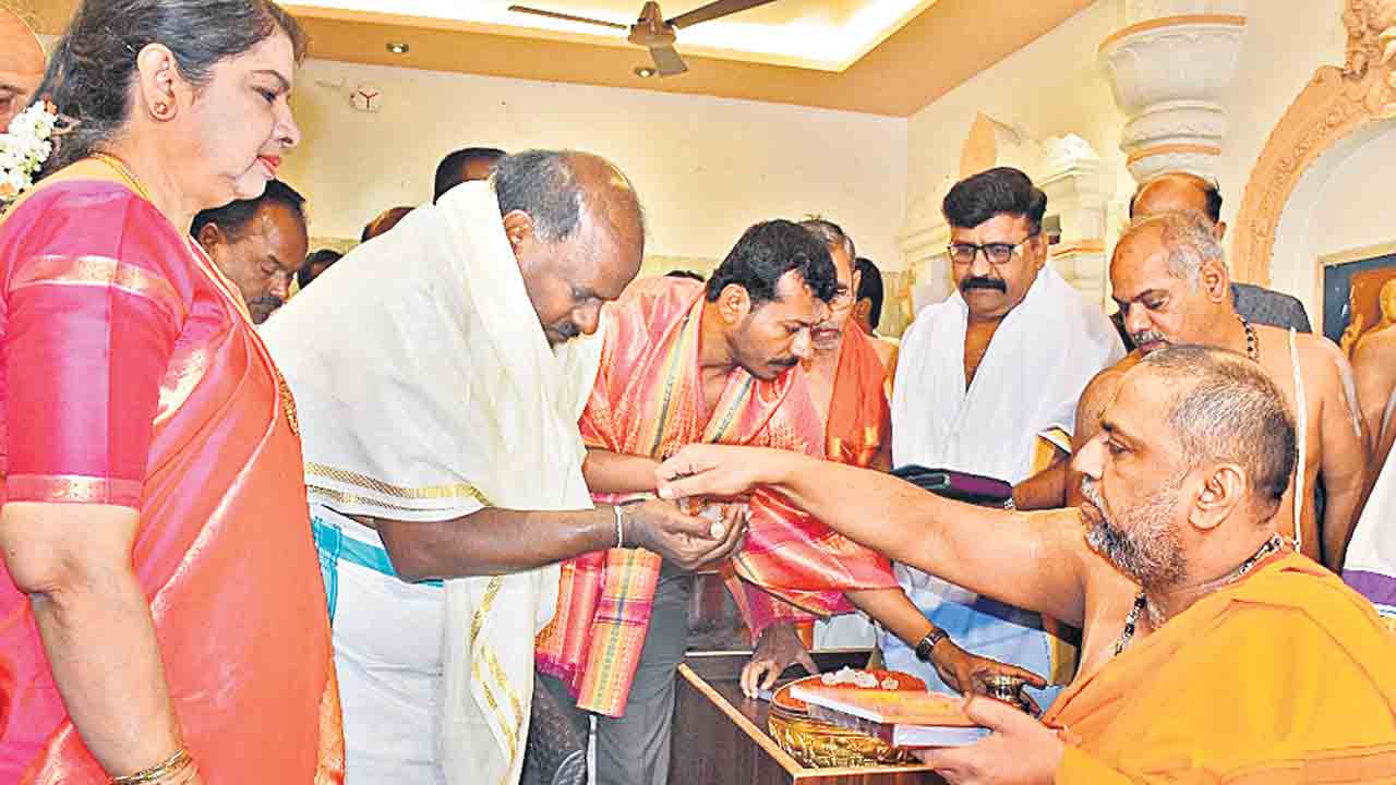 రాఘవేంద్రుడి సన్నిధిలో మాజీ సీఎం కుమారస్వామి