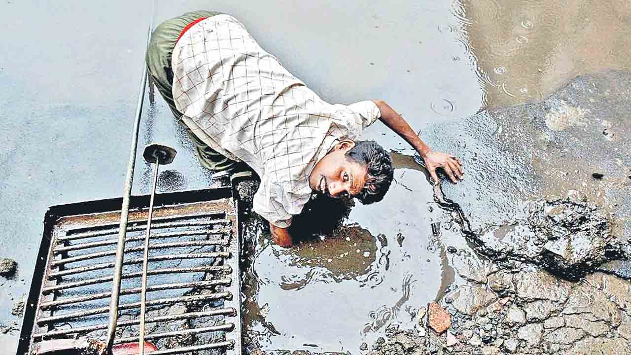 చట్టాలున్నా ఆగని చావులు.. ఏటా 2 వేలకు పైనే మరణిస్తున్న సఫాయి కార్మికులు