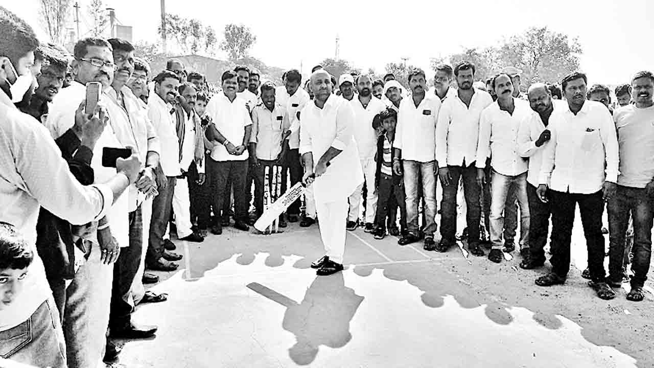 సాలూర మండల కేంద్రంలో క్రికెట్‌ టోర్నమెంట్‌