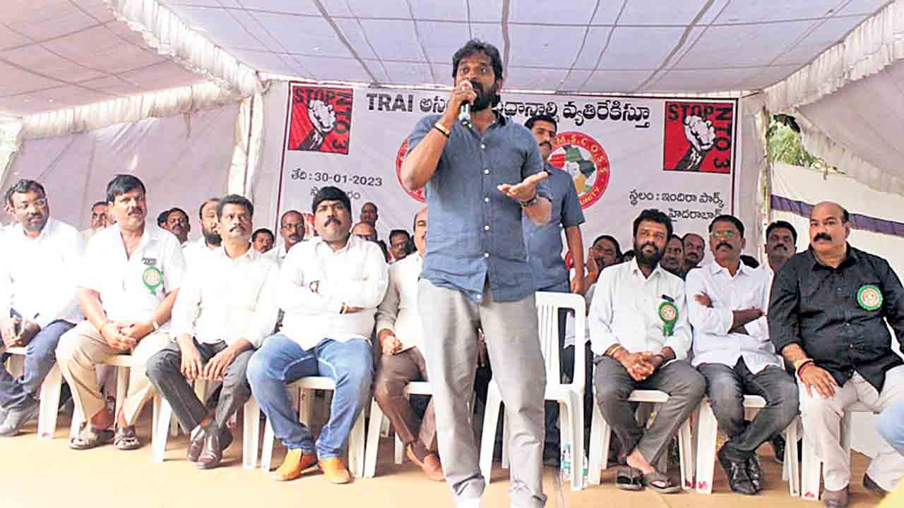 కేబుల్ ఆపరేటర్ వ్యవస్థను దెబ్బతీస్తుండ్రు