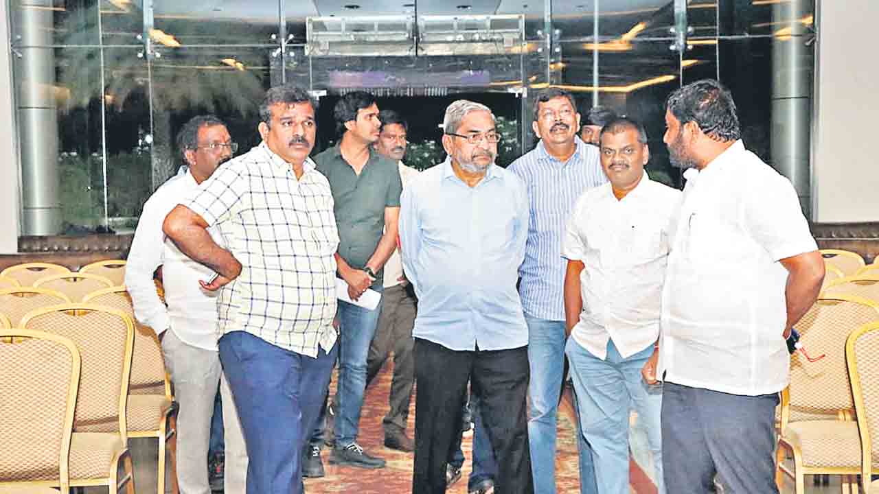 జర్నలిస్టులకు సమ్రగ చట్టం సాధిస్తాం