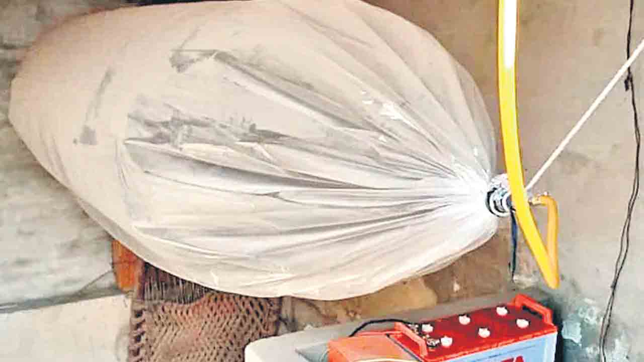 ప్లాస్టిక్‌ సంచులే గ్యాస్‌ సిలిండర్లు.. పాకిస్థాన్‌లో దయనీయ పరిస్థితి