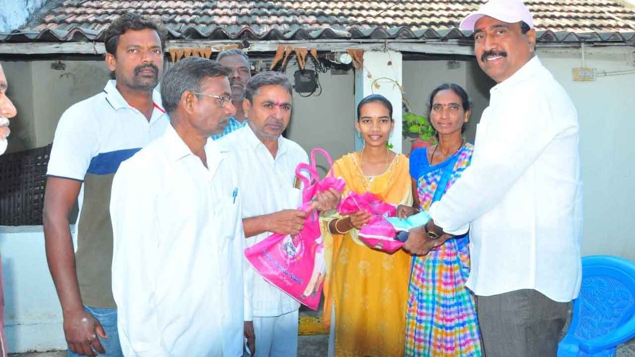 ప్రతి ఇంటికీ సంక్షేమ పథకాలు