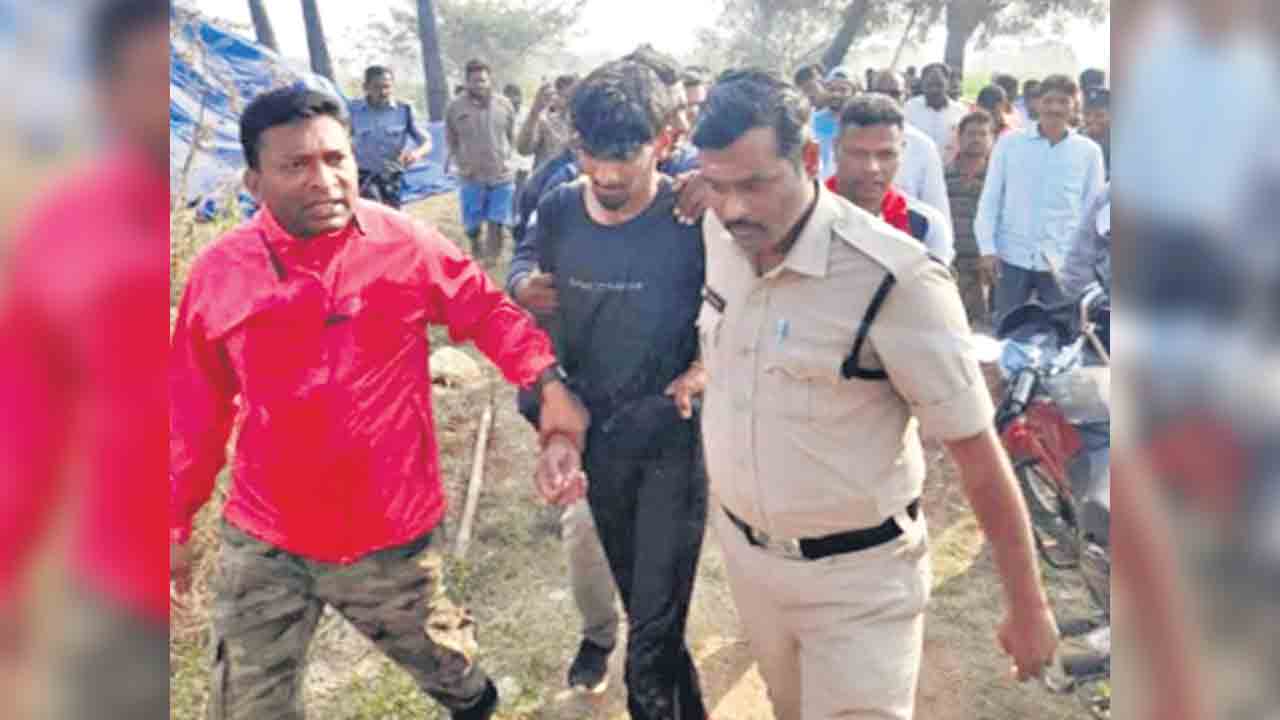 ఎస్సార్‌ వర్సిటీలో దుండగుల హల్‌చల్‌