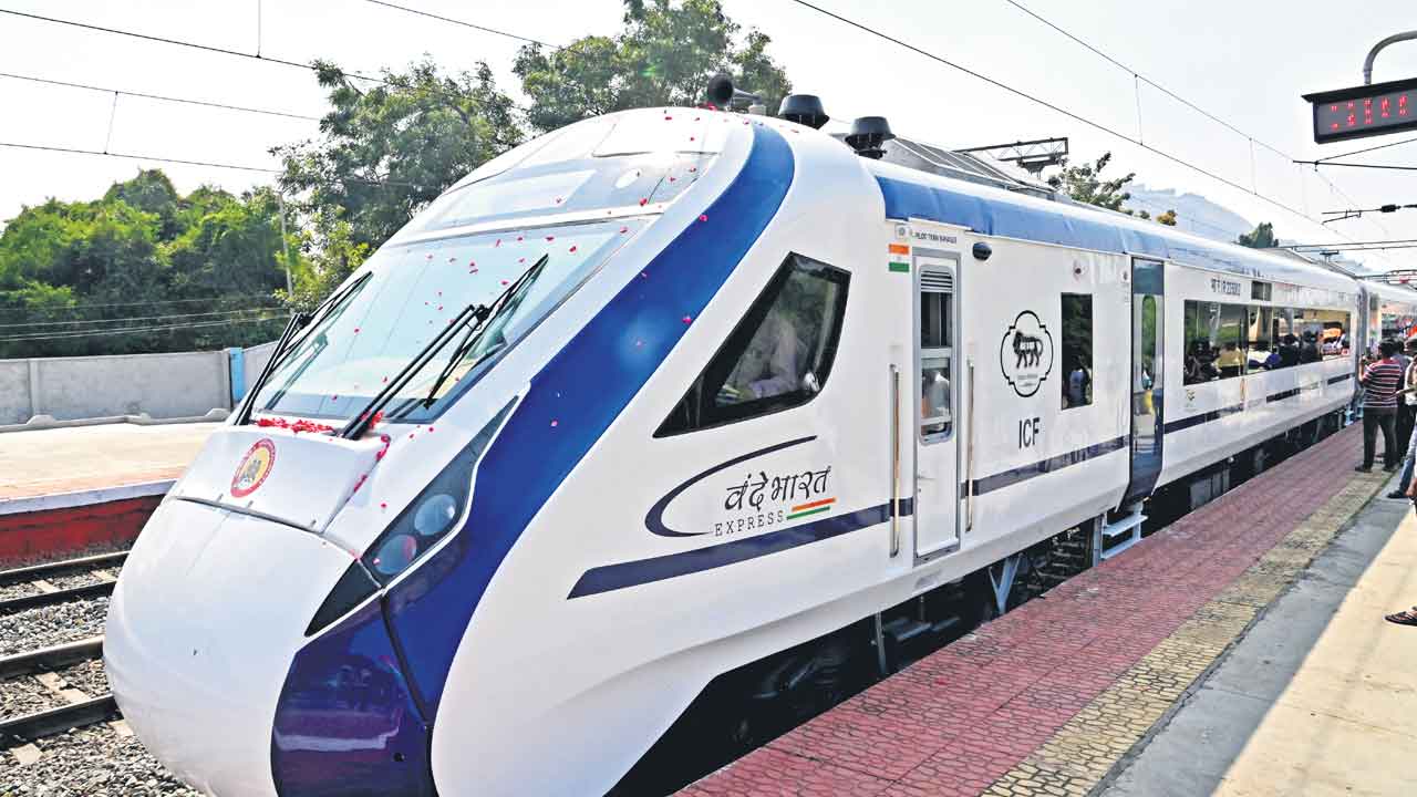 వందేభారత్‌ ఎక్స్‌ప్రెస్‌ను..తనిఖీ చేసిన ఎస్‌సీఆర్‌ జోన్‌ జీఎం