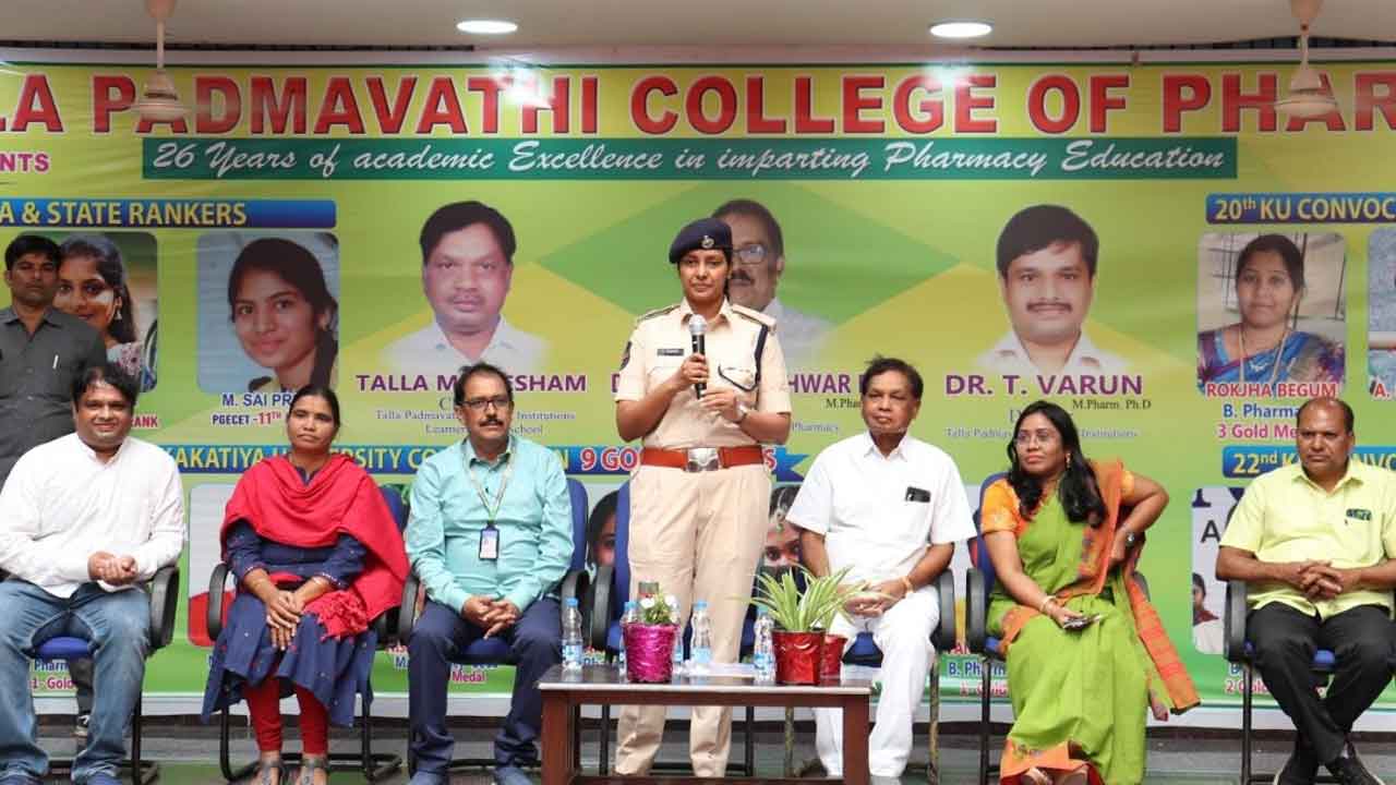 చట్టాలపై అవగాహన పెంచుకోవాలి