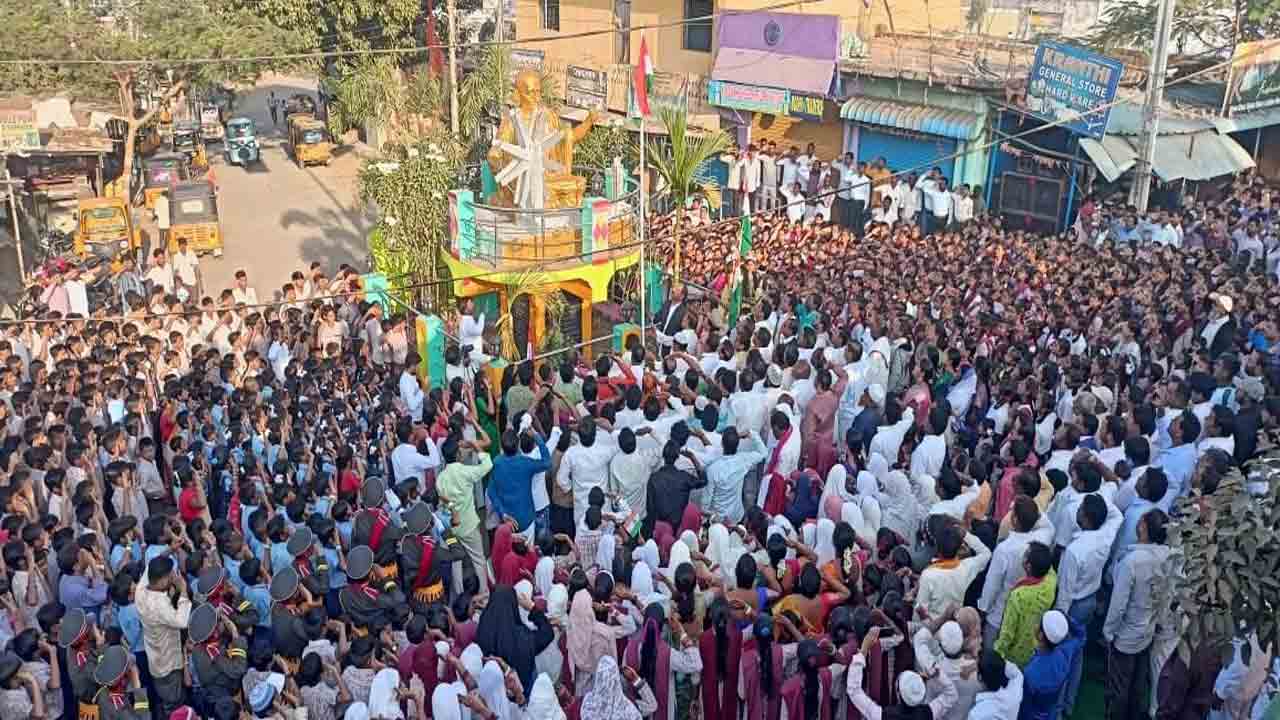 మువ్వన్నెల రెపరెపలు