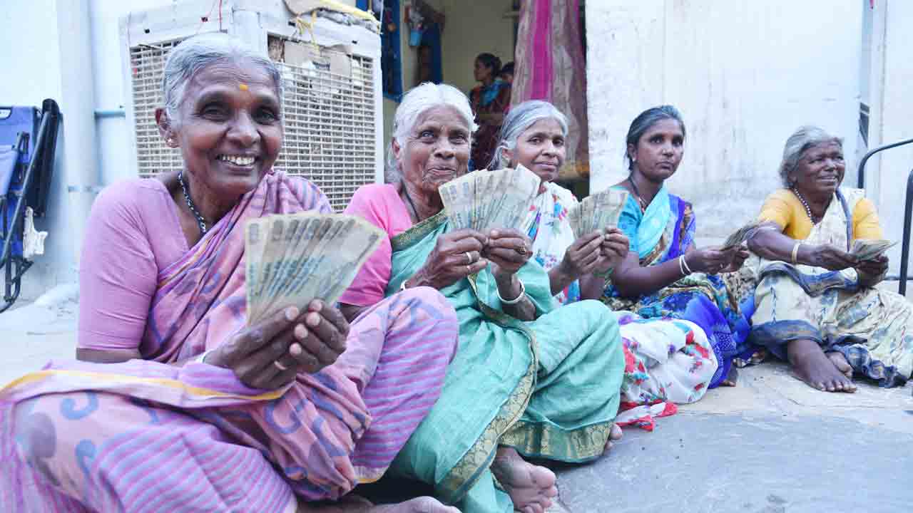 పింఛన్‌దారుల్లో నూతనోత్సాహం