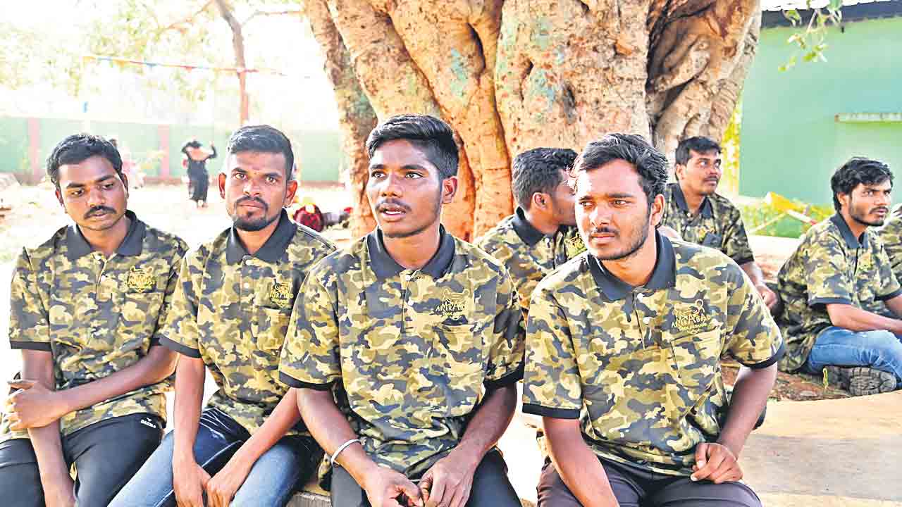 సఫారీ రైడ్‌లో నేచర్‌ గైడ్‌