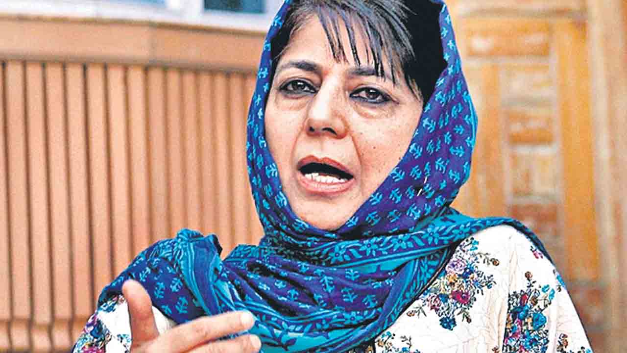 ప్రభుత్వ వైఖరికి అనుగుణంగా మెలిగేవారికే ప్రాథమిక హక్కులు