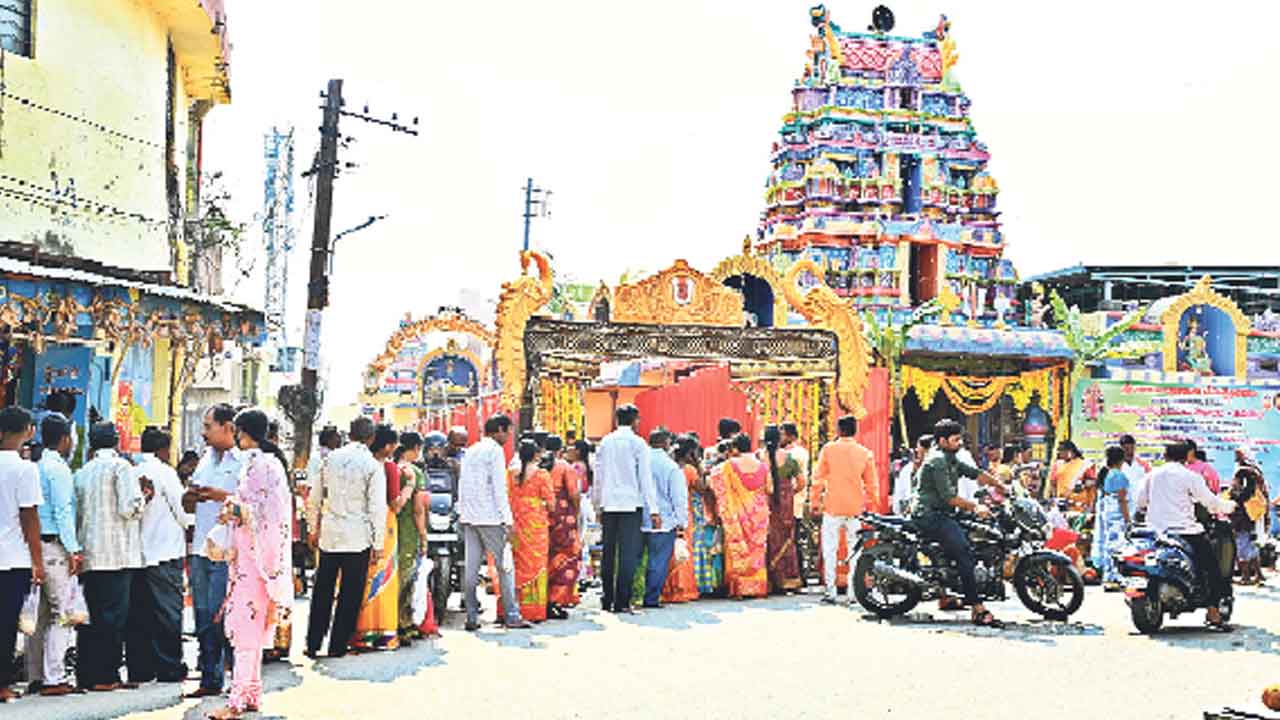 అంతటా వైకుంఠ ఏకాదశి వేడుకలు