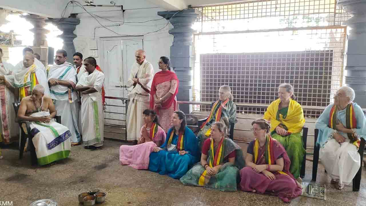 ఉమామహేశ్వరంలో విదేశీ భక్తులు