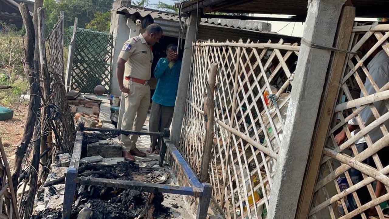 ముఖానికి గుడ్డ కట్టి.. మంచానికి నిప్పుపెట్టి..