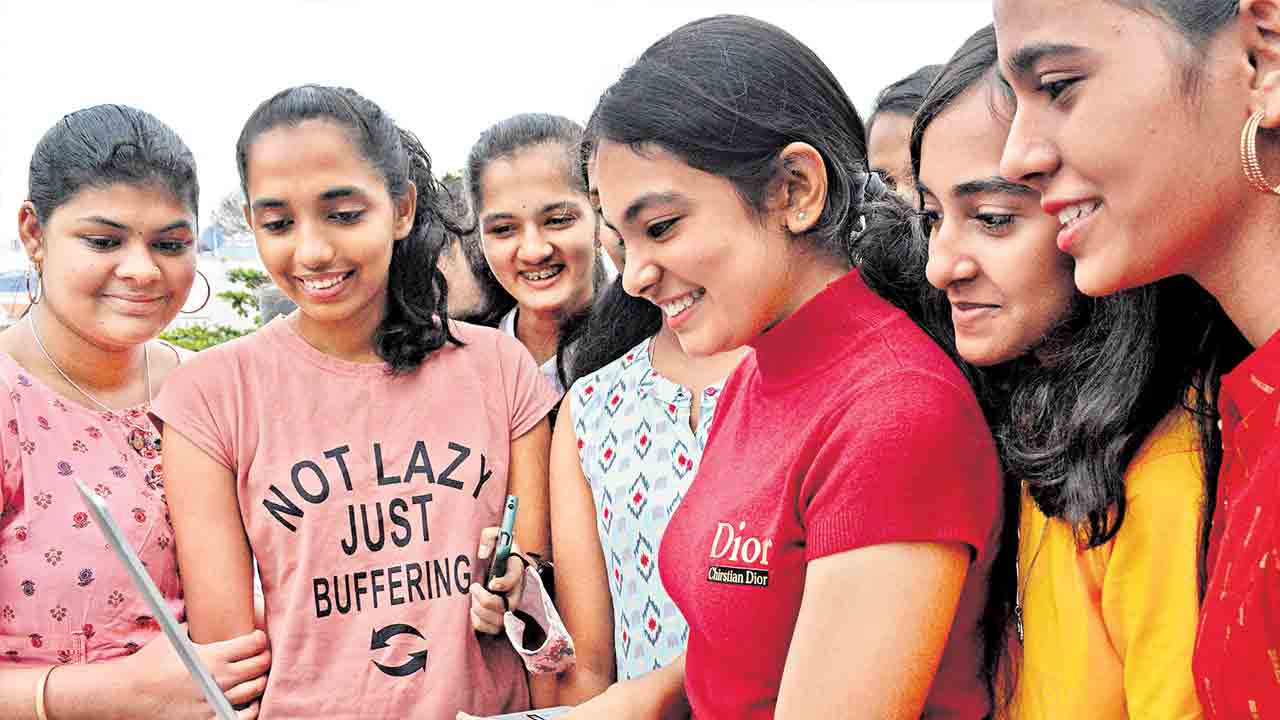 ఉన్నత విద్యలో మహిళల హవా