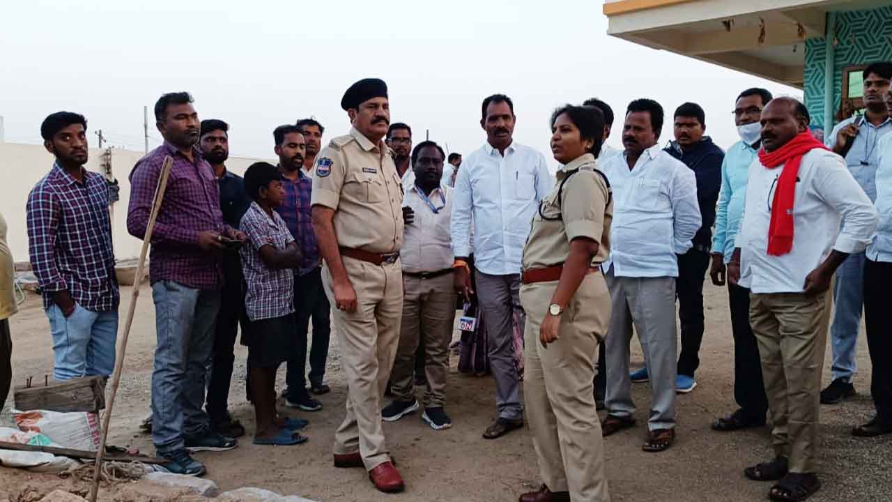 సినీఫక్కీలో దోపిడీ..