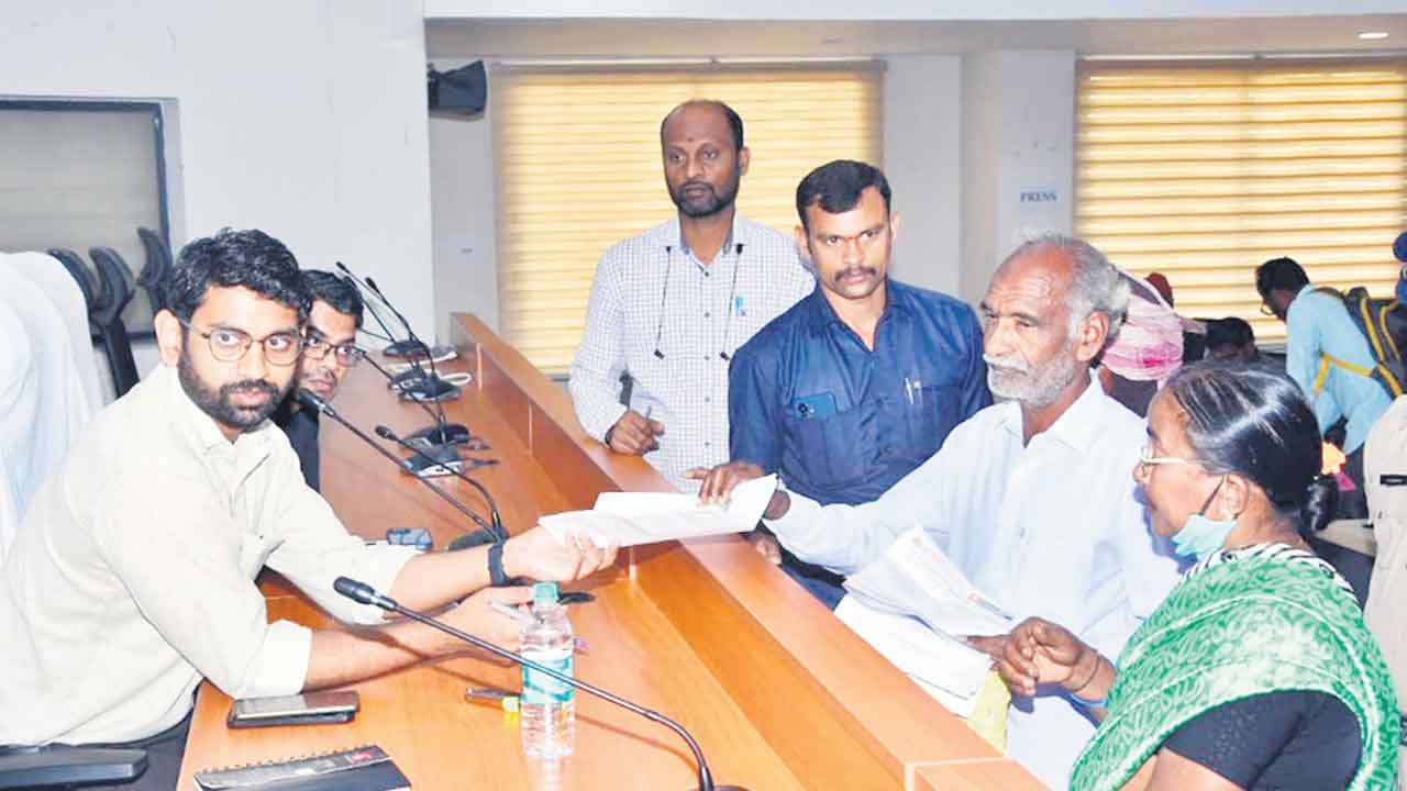 ఫిర్యాదులను త్వరగా పరిష్కరించాలి