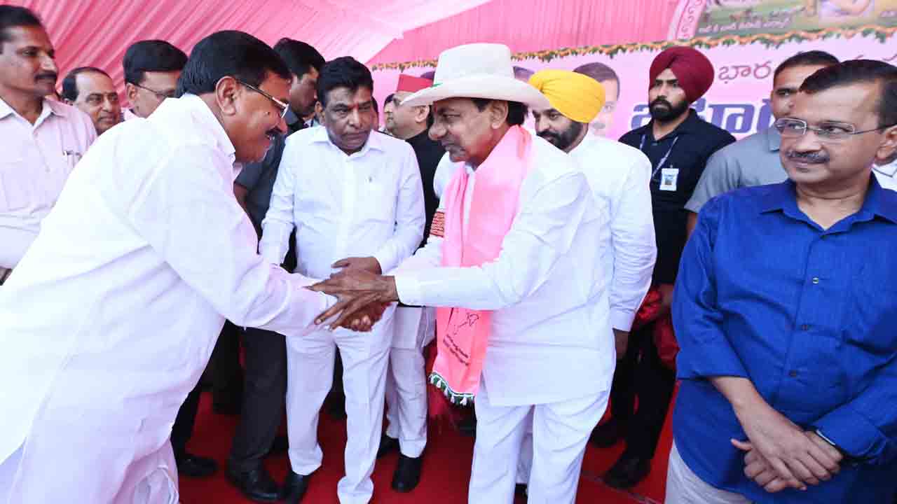 ఖమ్మం కదిలిన గులాబీ దండు