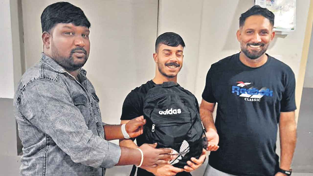 ఆటోలో బ్యాగ్‌ మర్చిపోయిన విదేశీ జంట