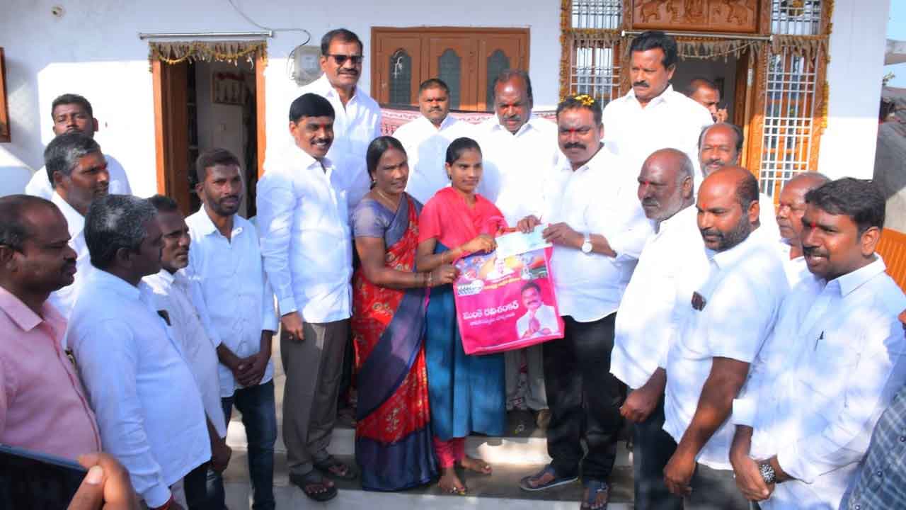 పర్యటిస్తూ.. పలుకరిస్తూ..