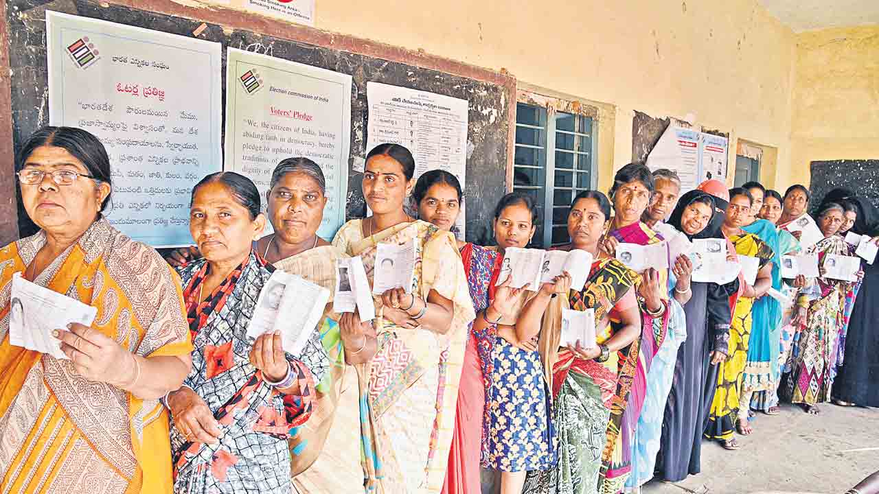 రాష్ట్ర ఓటర్లు 3 కోట్లు.. హైదరాబాద్‌లో అత్యధికం, ములుగులో అత్యల్పం