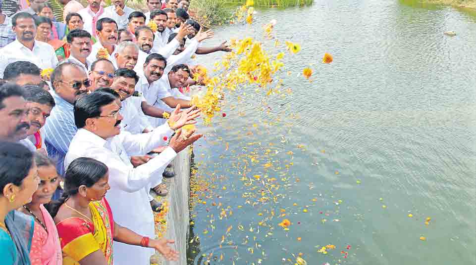 నీటి కరువు తీర్చిన కేసీఆర్‌