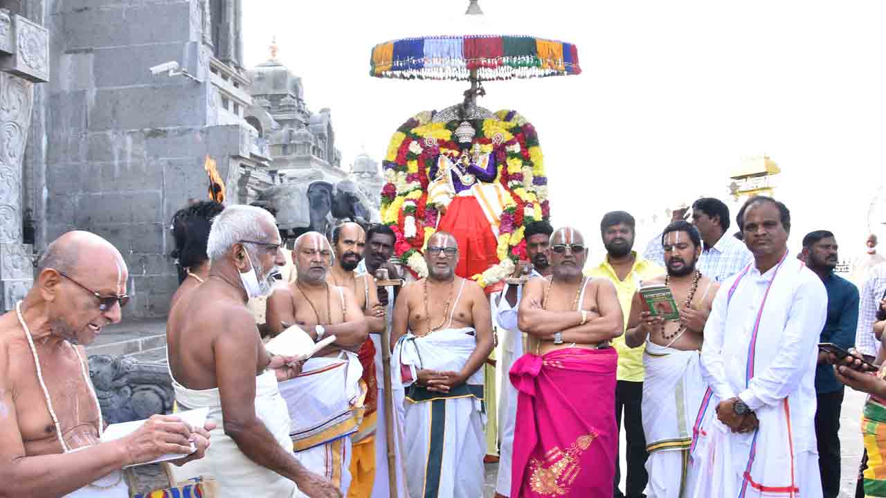 గోవర్ధనగిరిధారిగా లక్ష్మీనరసింహుడు