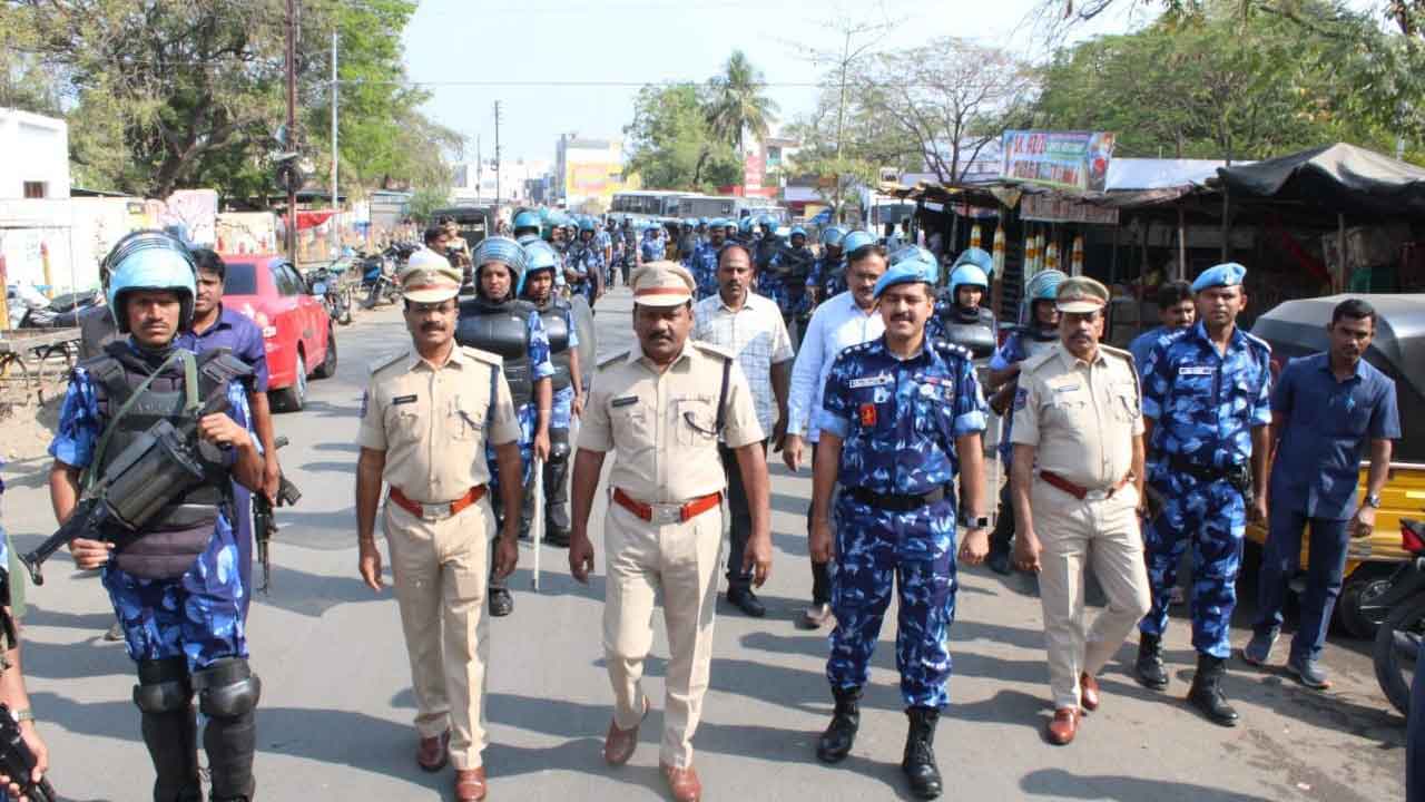 ఆదిలాబాద్‌లో ర్యాపిడ్‌ యాక్షన్‌ బలగాల ఫ్లాగ్‌ మార్చ్‌