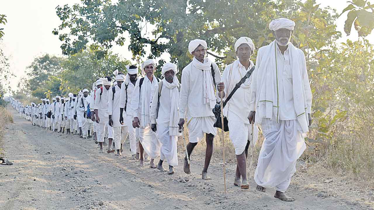 గంగాజలంతో దోడందకు మెస్రం వంశీయులు