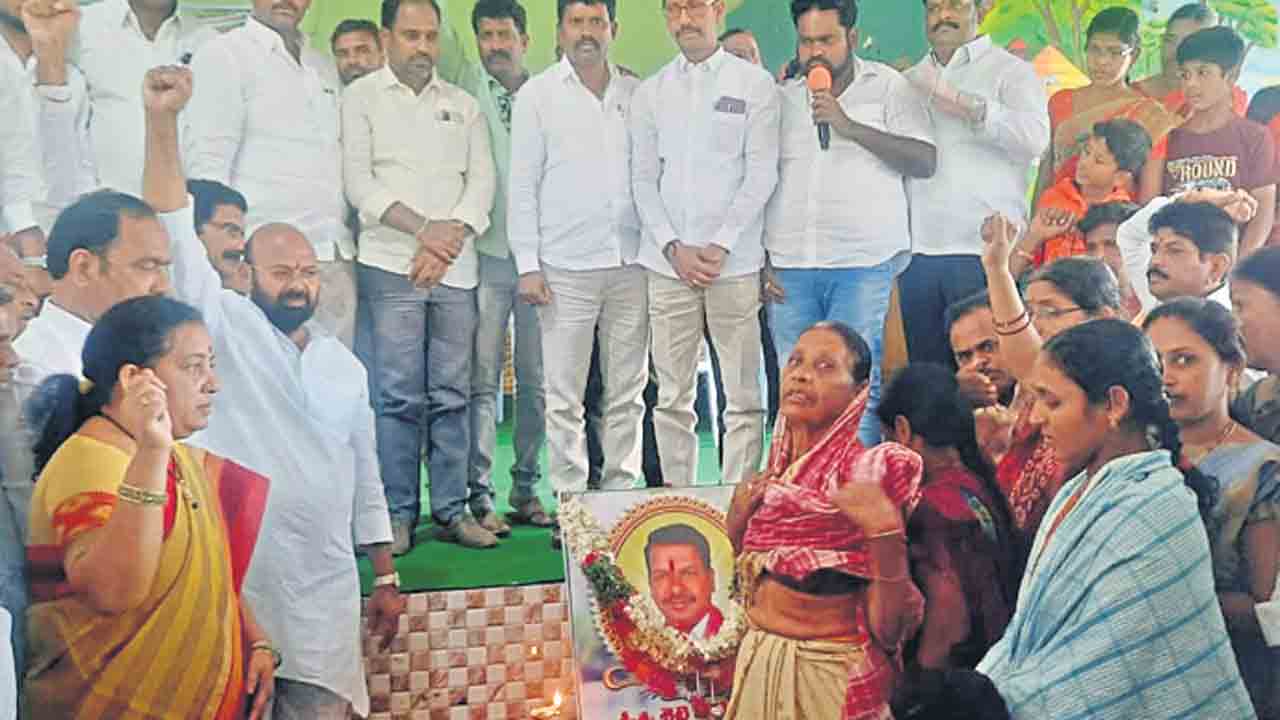 దివంగత మల్లేశం కుటుంబానికి రూ.16 లక్షల ఆర్థిక సాయం