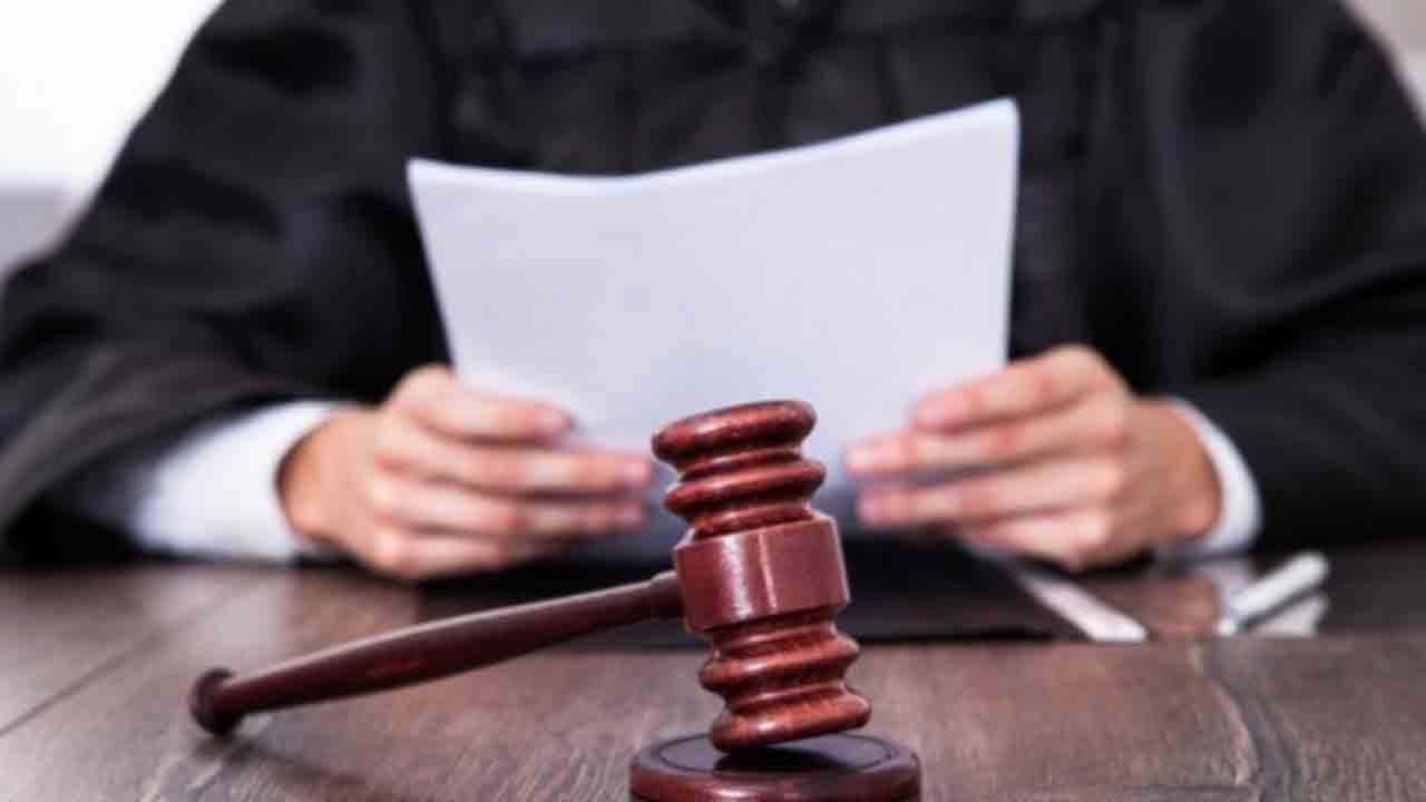 జీన్స్‌ ధరించిన న్యాయవాది గెటౌట్‌