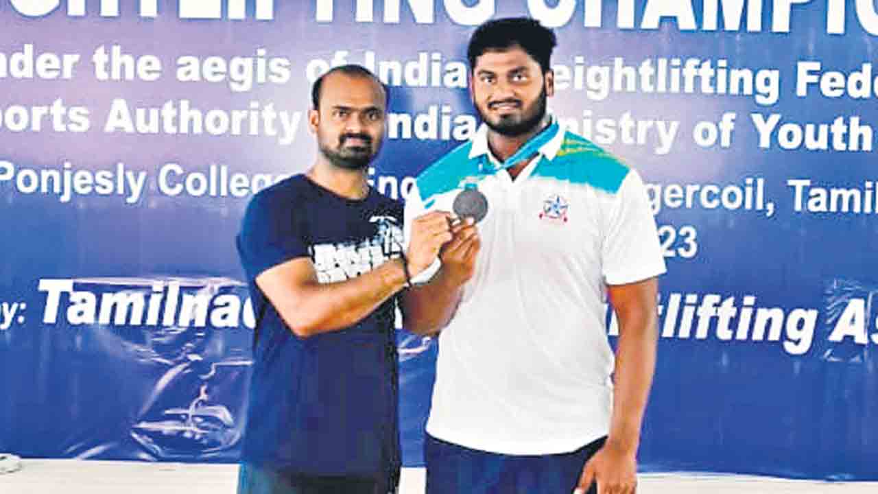 అఖిల్కు కాంస్యం