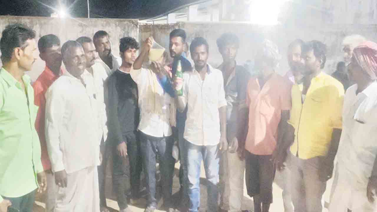 కల్లు సీసాలో ఎలుక కళేబరం