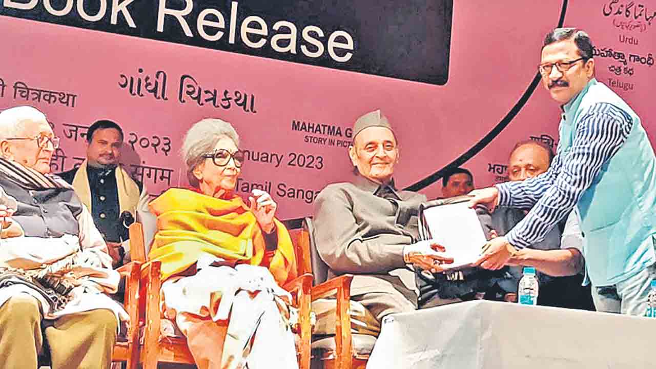 ‘మహాత్మాగాంధీ చిత్రకథ’ ఆవిష్కరణ