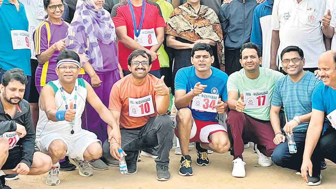 వయస్సుతో నిమిత్తం లేకుండా క్రీడల్లో పాల్గొనడం అభినందనీయం