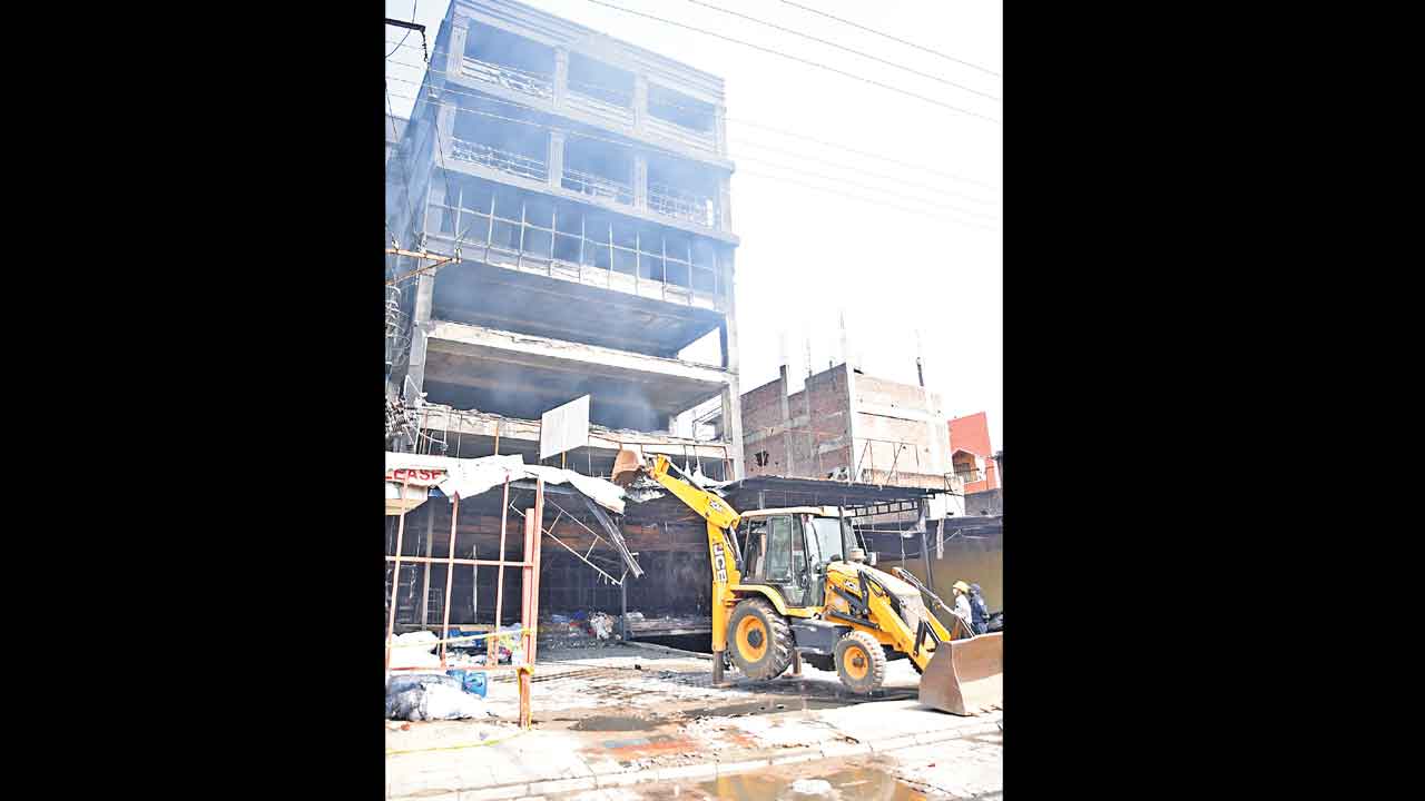 డెక్కన్‌ మంటల్లో.. ముగ్గురు కూలీలు మృతి..?